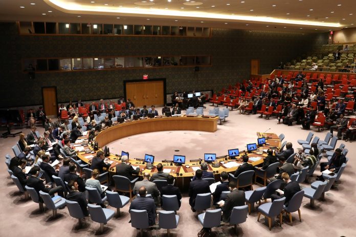 El Consejo de Seguridad de las Naciones Unidas escucha una sesión informativa de Nikolay Mladenov (en las pantallas), Coordinador Especial de las Naciones Unidas para el Proceso de Paz de Medio Oriente desde Jerusalén sobre la situación en Medio Oriente