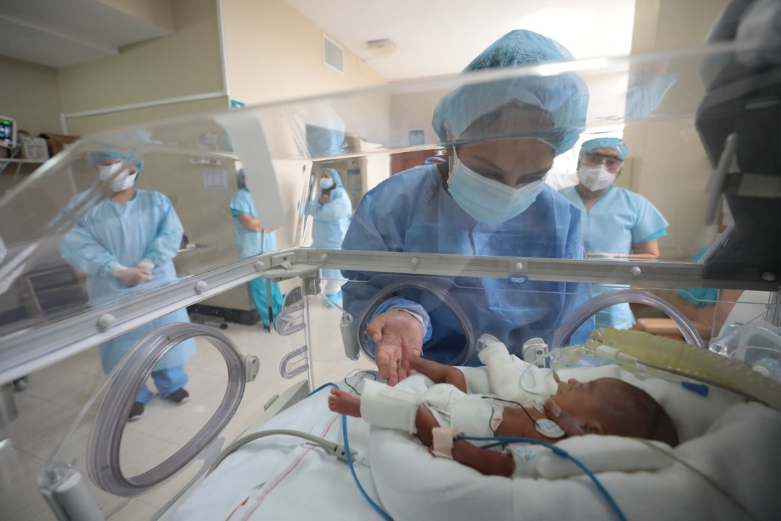 Un Bebe Prematuro Extremo De Solo 580 Gramos Supera El Coronavirus En Lima Noticias Al Despertar