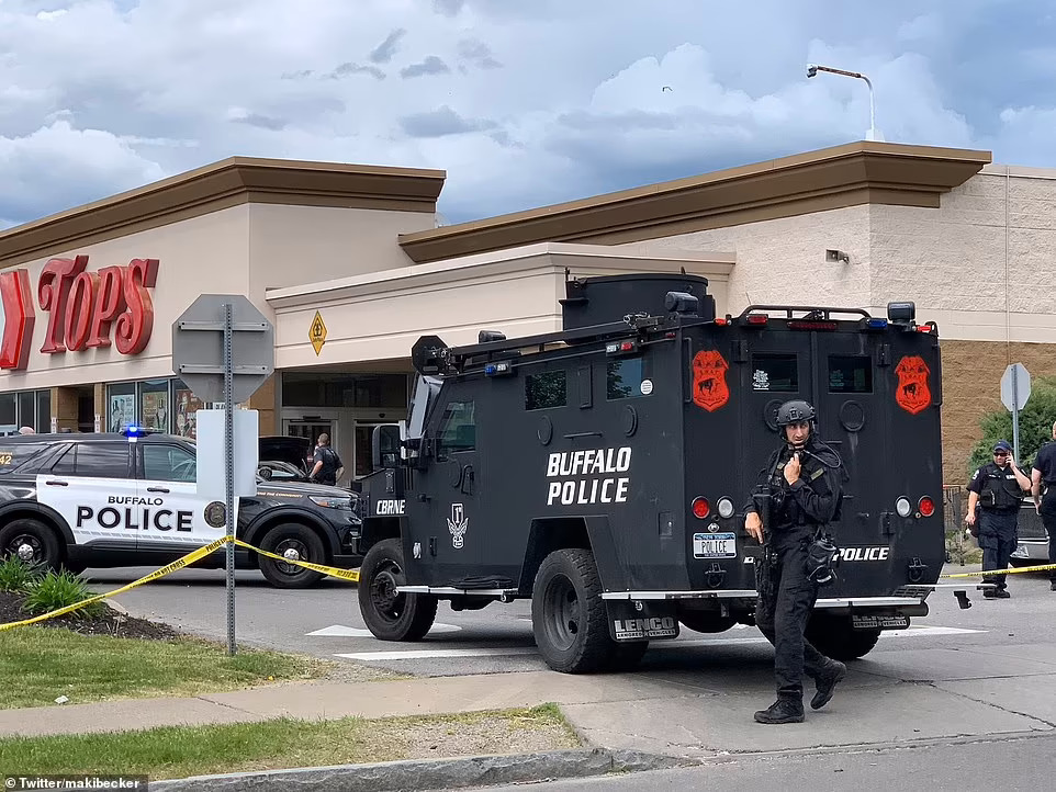 57815593-10816777-The_gunman_opened_fire_around_2_30pm_on_Saturday_while_livestrea-a-2_1652564069336 - Noticias al Despertar